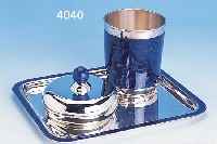 ZIGARETTENBECHER UND DECKELDOSE AUF TABLETT, PUIFORCAT FRANCE, NACH 1975, METALL VER- SILBERT MIT LAPISLAZULIFARB. HARTLACK, ART- DECO-STIL, ...