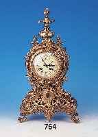 PENDULE, FRANKREICH, UM 1910, VERZIERTER MESSINGGUß MIT DURCHBRUCHARBEIT IM ROKOKOSTIL, VERZIERTER GLASDECKEL, BEIGEFARBE-NES ...