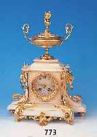 KAMINUHR FRANKREICH UM 1860/70, ALABASTERGEHäUSE MIT VERGOLDETEN APPLIKEN BESETZT, AN DEN ECKEN MIT STILISIERTEN SCHWä- NEN, ...