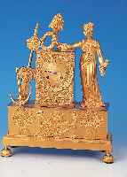 PENDULE, FRANKREICH, UM 1810/20, REICH VERZIERTER BRONZEGUß, VERSTELLBARE FüßE,IM SOCKEL MIT STILISIERTEN FACKELN, BLUMEN- GIRLANDE ...