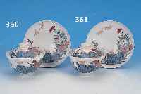 ZWEI DECKELGEFäßE, JAPAN, WOHL FUKAGAWA, UM 1900, EIERSCHALENPORZELLAN, H. CA. 8 CM, MIT DECKELN UND UNTERTELLERN, SEHR SCHöNE BEMALUNG, ...
