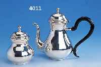 KAFFEEKANNE UND ZUCKERDOSE, 925ER SILBER, GLATTE ZEITLOSE FORM, KANNE: DECKEL MIT SCHARNIER, GRIFF HOLZ, H CA. 21 CM, DOSE: H CA. 15 CM, ...