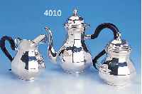 3-TEIL. KAFFEESERVICE, 925ER SILBER, GERIEFT, BEST. AUS: KANNE (DECKEL MIT SCHARNIER, GRIFFE HOLZ, H CA. 20 CM), SAHNEGIEßER ...