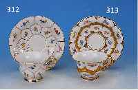 MOKKATASSE MIT UNTERTASSE, MEISSEN, 2. WAHL, MITTE 20. JH., PORZELLAN, BUNTE BEMALUNG, STREUBLüMCHEN, REICHE GOLDSTAFFAGE, TASSENH. 5 CM