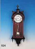 WANDUHR MIT SOG. AMERIKANERWERK, UM 1910, VERZIERTES HOLZGEHäUSE, RESTE ALTEN WURM- BEFALLS, SCHWARZ ABGESETZT, ZWEIGETEILTES ...