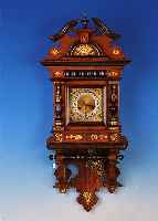 WANDUHR, JUNGHANS, UM 1900, SOG. FREI- SCHWINGER, REICH VERZIERTES HOLZGEHäUSE, AUFWENDIG MIT MESSINGAPPLIKEN BESETZT, ORIGI- NALAUFSATZ, ...