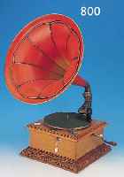 GRAMMOPHON MIT TRICHTER, 20/30ER JAHRE, EICHENGEHäUSE, VERZIERT, MIT ROT GEFAßTEM TRICHTER, DEKORATIV, H. CA. 64 CM