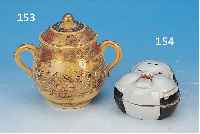 DECKELDOSE, JAPAN, ENDE 19. JH., PORZELLAN, BEMALT, 10.5 X 5 CM, IN FORM EINES GESICHTES, AN DEN ...