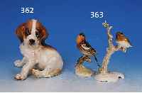 PORZELLANHUND, UM 1910, NYMPHENBURG, AUSFORMUNG CA. 1916, BUNT BEMALT, UNTERGLASUR-FARBE VON GUTER QUALITäT, H. CA. 16 CM, ENTWURF ...
