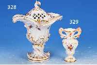 KL. DOPPELHENKELVASE, MEISSEN, UM 1890-1900, PORZELLAN, GOLDSTAFFAGE L. BERIEB., HENKEL INFISCHFORM GEARBEITET, STREUBLUMENDEKOR, H. 9 CM