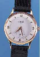 LONGINES HERRENARMBANDUHR, SCHWEIZ UM 1957, NEUTR. RG 750/000-GEH. WOHL FüR SüDAMERIKA, BODEN U. GLASR. GEDR., BLATT REST., 17 ST., ...
