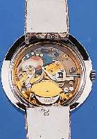 KONVOLUT: 2 HERRENARMBANDUHREN MIT ELEKTRO- MECHANISCHEM ANTRIEB, BEIDE ANALOGANZ., VER-SCH. PRINZIPIEN, BEIDE EDELST., 1X BEZ. ARISTOAUF ...