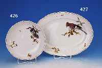 RUNDE SCHALE, MEISSEN, 40ER JAHRE, PORZELLANRELIEFIERTER RAND, BUNT BEMALT MIT VOGELDEKOR,GOLDRAND, AM RAND BESTOßEN, D. CA. 25 CM