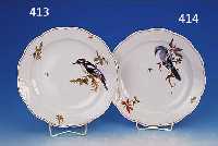RUNDE PLATTE, MEISSEN, 40ER JAHRE, PORZELLAN, RELIEFIERTER RAND, BUNT BEMALT IM VOGELDEKOR, D. CA. 31 CM