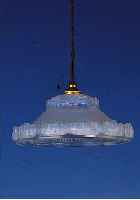 KLEINE DECKENLAMPE, FRANKREICH, SCHIRM SIGN. EZAN, FARBLOSES GLAS MIT OPALINüBERFANG, EINE BRENNSTELLE, ELEKTR. NICHT GEPRüFT, D. CA. 18 CM