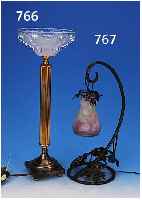 TISCHLAMPE, FRANKREICH, 20ER/30ER JAHRE, SCHIRM SIGN. MULLER FRES LUNéVILLE, PATE- DE-VERRE MIT ROSA UND GRüNEN EINPUDERUNGEN, EISENFUß ...