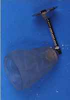 WANDLAMPE, FRANKREICH, 30ER JAHRE, MONTUR METALL VERCHROMT, SCHIRM DICKWANDIGES MATTIERTES UND RELIEFIERTES PREßGLAS, SIGN. DEGUE, ...