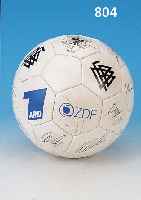 FUßBALL DER WELTMEISTERSCHAFT 1990, MIT ORIG. UNTERSCHRIFTEN DER MANNSCHAFT, LOGOS VON DFB, ARD UND ZDF, EINIGE UNTER- SCHRIFTEN ...