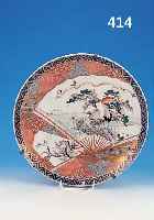 GROßER TELLER, JAPAN, IMARI, UM 1880, PORZELLAN, D. 45.5 CM, IN FäCHERFöRMIGER KARTUSCHE KRANICH UND LANDSCHAFTSDEKOR, ...
