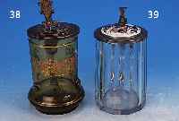 HENKELKRUG, ÖSTERREICH UM 1890, GRüNES GLAS,AUFGESETZTE GLASROSETTEN, EMAILLIERTER DECKEL,GUILLOCHIERT UND ZISELIERT, ...