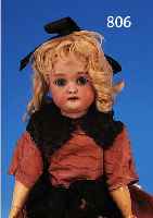 PORZELLANKOPFPUPPE, SIMON & HALBIG NR. 1079, BLAUE SCHLAFAUGEN, OFFENER MUND MIT VIER ZäHNEN OBEN, BLONDE MOHAIRPERüCKE, MISCH- ...