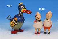 ZWEI KLEINE PORZELLANPüPPCHEN, HEUBACH-TYP, UM1910, BISQUITPORZELLAN, BEMALT, WACKELNDE KöPFE, H. CA. 7,5 CM