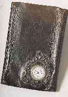 BRIEFTASCHE LEDER M. EINGEL. UHR., SCHMUCK- GEPR. LüNETTE, EMAILBL. AUßEN ROT 5-60, LEDER-BEZOG., ALTERSB. BERIEB., SCHLüSSELAUFZ., SCHWEIZ. ...