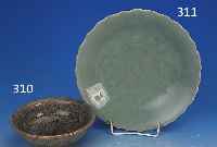 SCHALE, CHINA, UM 1880, PORZELLAN, H. CA. 6 CM, D. CA. 29 CM, SELADONGRüNE GLASUR üBER EINGEKäMMTEM DEKOR, NACH DEM VOR- BILD DER ...