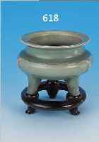 DREIFUß-GEFäß, CHINA, SPäTE SONG-DYNASTIE, UM 1280, STEINGUT, GRüNE GLASUR, H. CA. 9 CM, D. CA. 13 CM