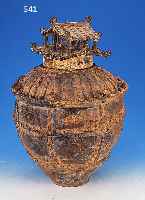 GROßES DECKELGEFäß, CHINA, HAN-DYNASTIE, UM 100 N. CHR., GEBRANNTER TON MIT AUFGELEGTEN WELLENBäNDERN, DECKEL IN FORM EINER PAGODE, H. CA. ...