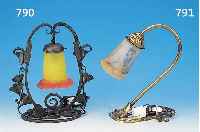 TISCHLAMPE, FRANKREICH, 20ER JAHRE, SCHIRM, PATE-DE-VERRE MIT BLAUEN UND ORANGE- ROTEN EINPUDERUNGEN, MESSINGGUßFUß, ELEKTR. NICHT ...