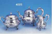 3-TEILIGES TEESERVICE, FRANKREICH UM 1885/90, 950ER SILBER, GUILLOCHIERT UND FEIN NACH- GESTOCHEN, PERLLEISTENVERZ., JEWEILS 4 KLAUEN-FüSSE, ...