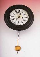 RAHMEN/WANDUHR, DEUTSCHLAND (SCHWARZWALD) UM1880, HOLZRAHMEN NACHLACKIERT, GLASZIFFERBL. FARBL. ALTERSBED. GET., ORIG.-STAHLZEIGER, 1/2 ...