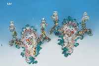 PAAR WANDLEUCHTER, MEISSEN, 1. HäLFTE 19. JH., PORZELLAN, JE ZWEI BRENNSTELLEN MIT VOLL- PLASTISCHEN BUNTEN BLüTEN UMRANKT, BUNT BE- MALTES ...