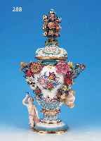 DECKELVASE, MEISSEN, 1. HäLFTE 19. JH., PORZELLAN, REICH RELIEFIERT UND BUNT BEMALT MIT BLUMENBOUQUET, APPLIZIERT MIT ZWEI VOLL- PLASTISCHEN ...