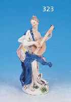 PORZELLANFIGUR, MEISSEN, PUNKTZEIT, UM 1760-75, DAME MIT LAUTE, BUNT BEMALT UND MITGOLDSTAFFAGE, H. CA. 17,5 CM, RESTAURIERT