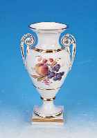 AMPHORENVASE, MEISSEN, UM 1900, 1. WAHL, PORZELLAN, BEIDSEITIG FEINE BUNTE MALEREI EINES OBSTBOUQUETS, REICHE GOLDSTAFFAGE, H. CA. 29 CM