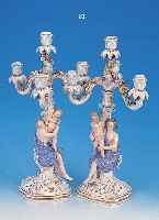PAAR PRUNKKKERZENLEUCHTER, MEISSEN, UM 1860, PORZELLAN, REICH RELIEFIERT UND MIT VOLL- PLASTISCHEN FIGUREN APPLIZIERT, MANN MIT KIND BZW. ...
