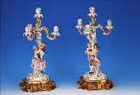 PAAR PRUNKKERZENLEUCHTER, MEISSEN, UM 1860, PORZELLAN, REICH RELIEFIERT UND MIT VOLL- PLASTISCHEN FIGUREN BESETZT: EDELDAME MIT KNABE BZW. ...
