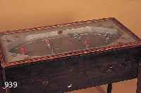 TISCHHOCKEYSPIEL, DEUTSCH, UM 1955-60, HOLZGEHäUSE, METALLEINSäTZE, 32.5 X 104 X 55 CM, MIT FüSSEN, MüNZEINWURF UND SPIELANZEIGE DEFEKT, ...