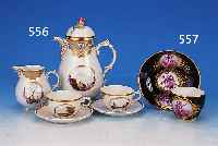 TASSE MIT UNTERTASSE, KPM BERLIN, UM 1820-30, PORZELLAN, KOBALTBLAU GLASIERT, IN INSGES. DREI GOLDGERAHMTEN KARTUSCHEN FEINE PURPUR- FARBENE ...