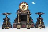 TISCHUHR, FRANKREICH, UM 1900, SCHWARZER KALKSTEIN MIT GRüNGEäDERTEN MARMOREINLAGEN, SCHWUNGBEREICH DES PENDELS FACETT. VERGLAST, GLASDECKEL ...