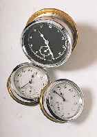 KONVOLUT: 3 EINBAUUHREN DEUTSCHE PRODUKTION, 1X KIENZLE, 8-TAGE-WERK (VDO), UM 1938, EIN-BAUD. CA. 60 MM, SCHW. BLATT M. KL. SEK., AUFZUG U. ...