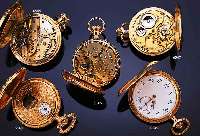 HERRENTASCHENUHR SAVONETTE, REF.-NR. 957, SCHWEIZ UM 1914, ROSE-G. 585/000, BEIDE SCHA- LEN SYM. GUILL., BER., MONOGR.-SPIEGEL FREI, EMAILBL. ...
