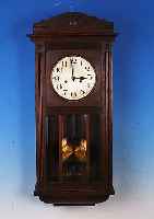 WANDUHR, DEUTSCH, 30ER JAHRE, EICHENHOLZ- GEHäUSE, SCHWUNGBEREICH DES PENDELS FACETTIERTVERGLAST, VERSILBERTES ZIFFERBLATT (ALTERS- BEDINGT ...