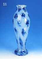GROßE VASE, SCHNEIDER, 1930/32, FARBLOSES SCHICHTGLAS, H.57 CM, HELLBLAU UND BLAU EINGEPUDERT, SIGNIERT