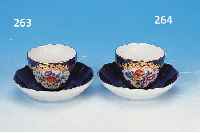 MOKKATASSE MIT UNTERTASSE, MEISSEN, 1. WAHL,60ER JAHRE, PORZELLAN, H. 5.5 CM, KOBALTBLAUERFOND, IN KARTUSCHE GROßE BLUMENBOUQUETMALEREI,GOLDSTAFFAGE