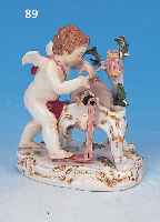 PORZELLANSKULPTUR, MEISSEN, UM 1880/90, 1. WAHL, 12 X 10 CM, AMOR BEIM SCHLEIFEN SEINER PFEILE, AN D. BLäTTERN BEST., BEMALT, ...