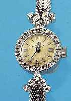 NOVENA DAMENSCHMUCKUHR, WG 585/000-GEH. INCLWG-GLIEDERB. RODH., LüNETTE U. BANDANST. AUFW.M. 8/8 DIAMANTEN ZUS. CA. 0,35 CT WEIß/P3, BODEN ...