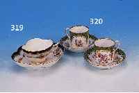 ZWEI MOKKATASSEN MIT UNTERTASSEN, NYMPHENBURG,20/30ER JAHRE, PORZELLAN, H. 4.5 CM, GRüNER SCHUPPENDEKOR, GOLDSTAFFAGE, BLUMEN- MALEREI